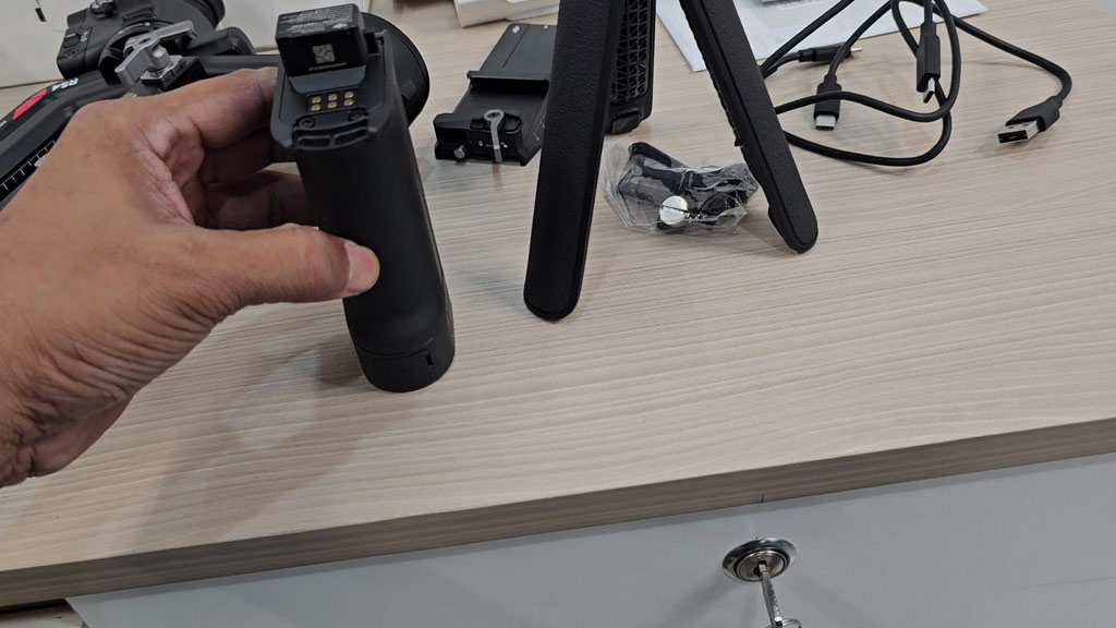 DJI RS 4 battery grip with its contacts