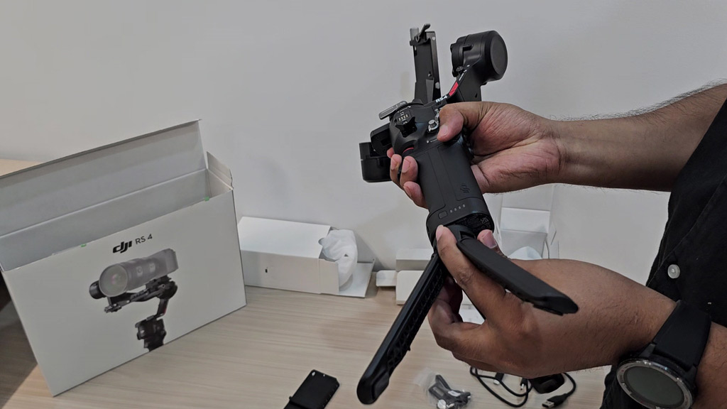 Attaching the extended grip tripod to the DJI RS 4