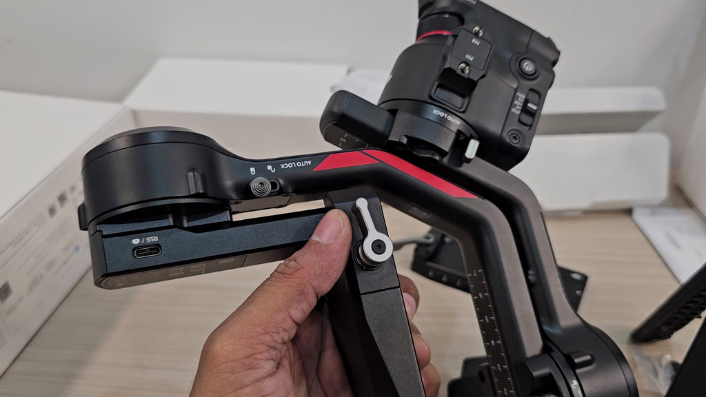 DJI RS 4 tilt arm with USB-C port and balancing scale