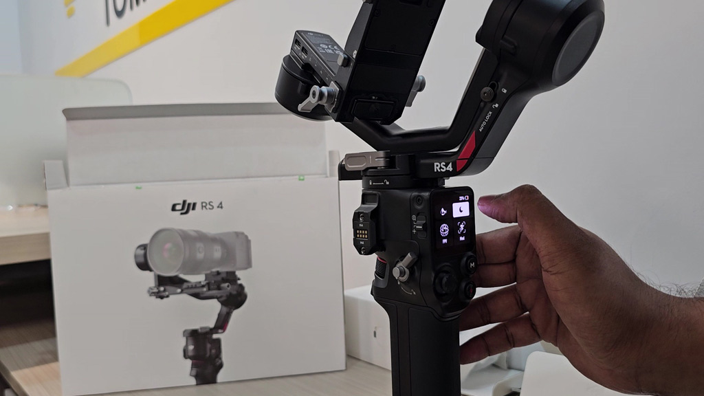 DJI RS 4 OLED touchscreen, joystick and control buttons