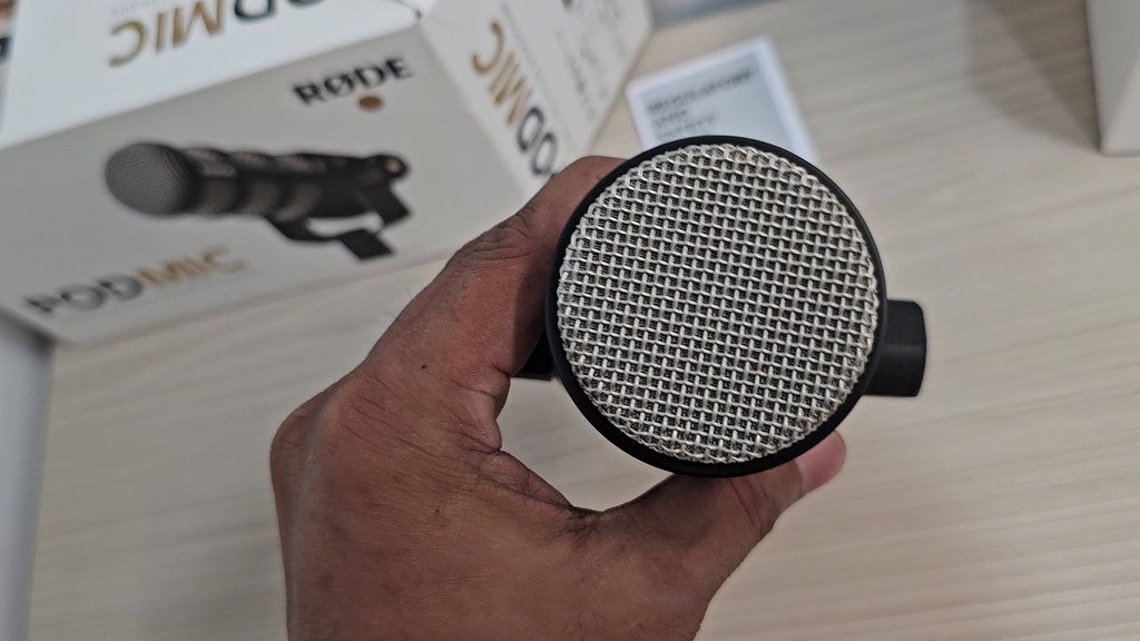 Front of the RØDE PodMic grille