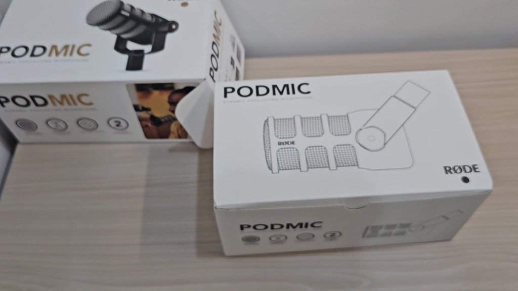 RØDE PodMic inner box with line drawing of the microphone