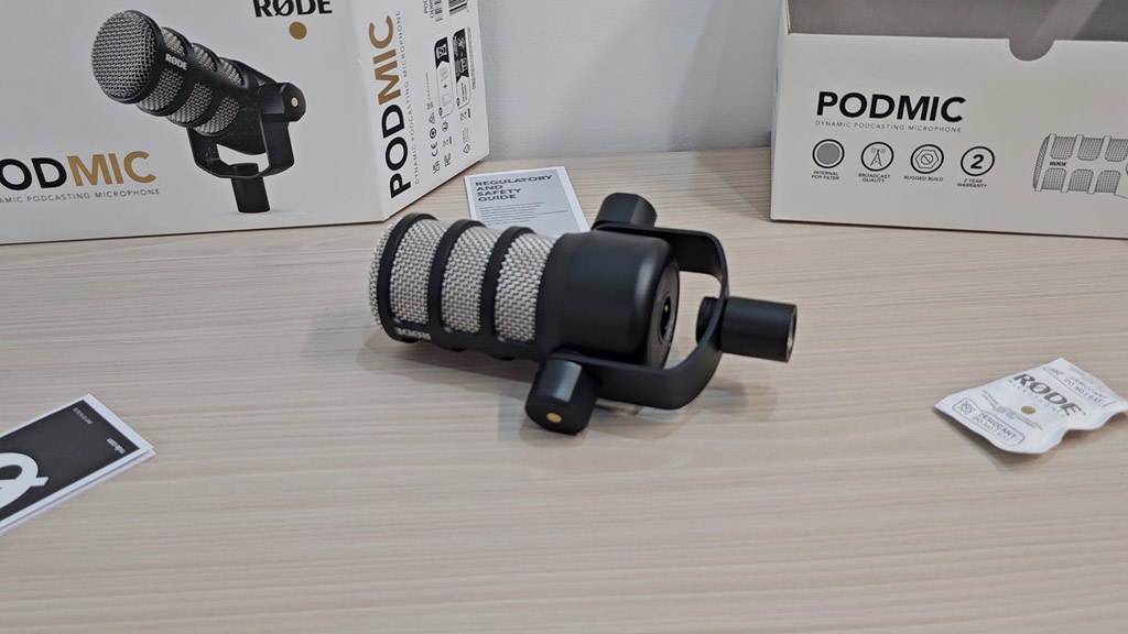 RØDE PodMic next to its box