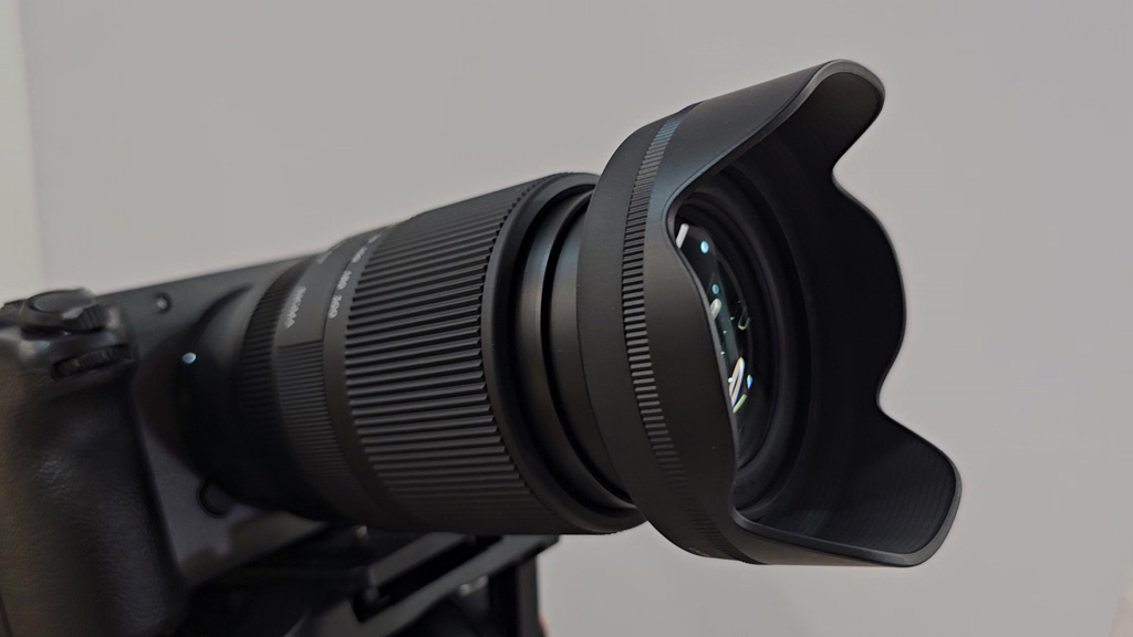 Petal-shaped lens hood on the Sigma 16-300mm