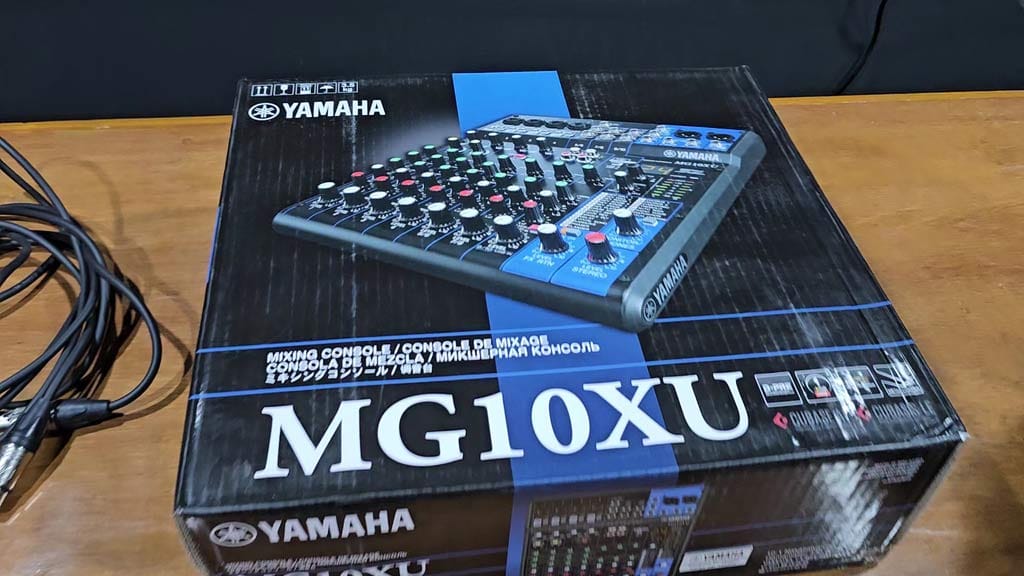Yamaha MG10XU mixing console retail box