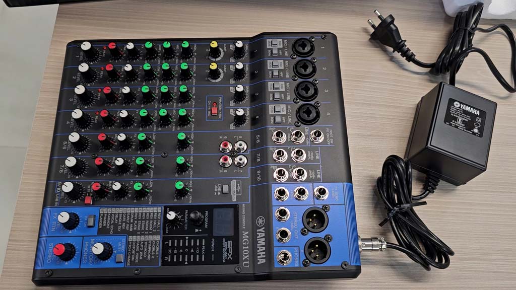 Yamaha MG10XU mixing console with its power adapter
