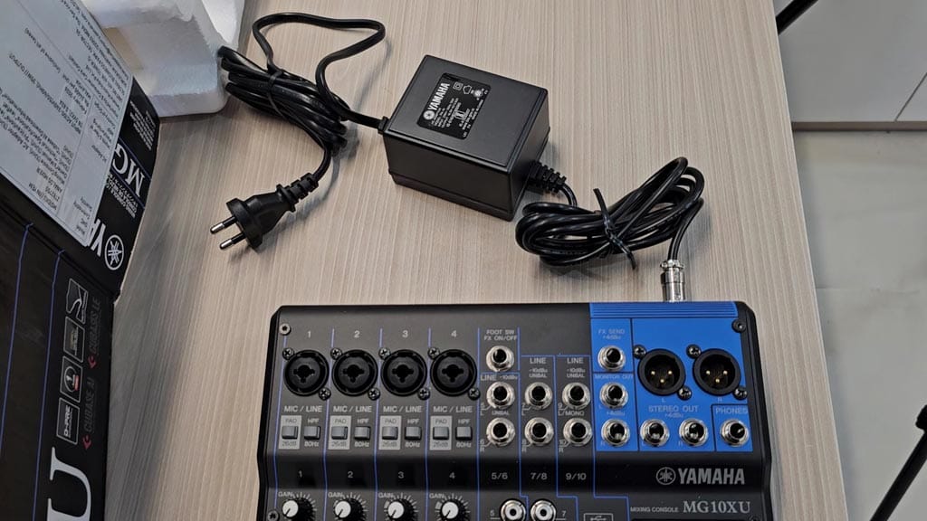 Yamaha MG10XU external AC power adapter