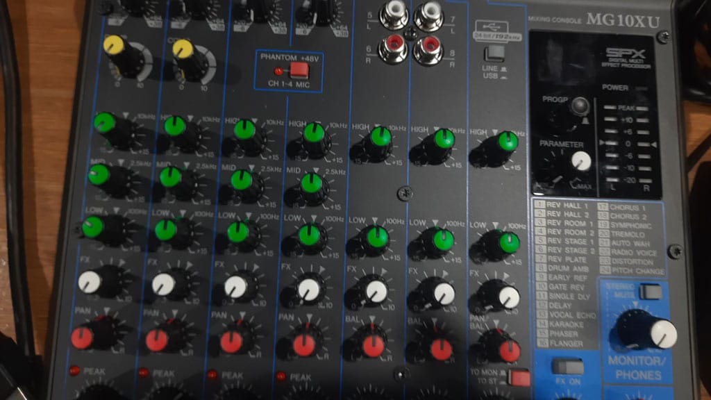 Yamaha MG10XU SPX digital effects section with program list