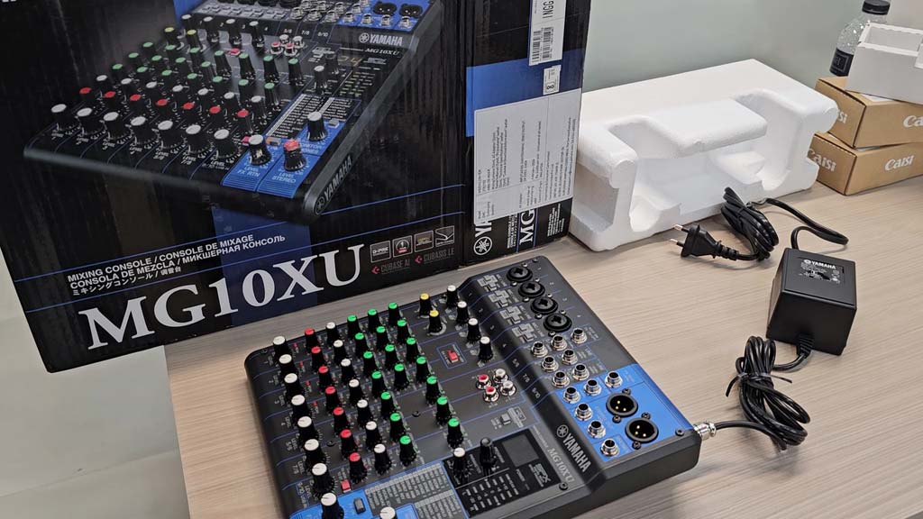 Yamaha MG10XU unboxed with its box, foam packing and power adapter
